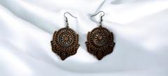 Boucles goutte sculptées en bois naturel, artisanat raffiné pour femme / Natuurlijke houten druppeloorbellen, verfijnd handwerk voor dames / Natural wooden drop earrings, refined craftsmanship for women