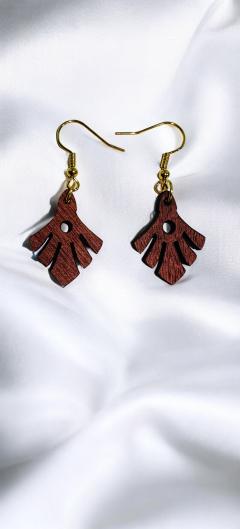 Boucles d’oreilles modernes en bois FSC, création artisanale originale signée Boîte de Petri, fabrication écoresponsable / FSC houten moderne oorbellen, handgemaakt en origineel ontwerp van Boîte de Petri / Modern FSC wood earrings, handmade and original by Boîte de Petri, eco-conscious design