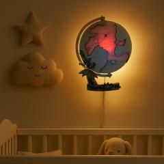 Lampe murale artisanale globe fleuri, bois gravé, lumière douce – cadeau déco original et poétique / Ambachtelijke wandlamp met bloemenwereldkaart in hout, zachte verlichting – origineel en poëtisch geschenk / Handmade wooden wall lamp with floral globe, soft light – original and poetic gift