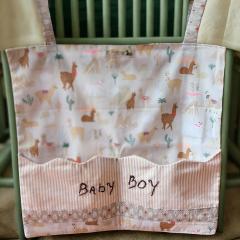 Grand porte-doudous mural bébé, fait main en tissu décoratif – rangement artisanal utile, parfait cadeau de naissance / Grote knuffelhouder babykamer, handgemaakt in decoratieve stof – nuttige ambachtelijke opberger, perfect geboortegeschenk / Large handmade baby room wall soft toy holder in decorative fabric – useful artisanal storage, perfect newborn gift