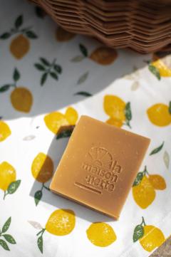 Savon citron bio hydratant pour visage et corps, saponifié à froid, made in Belgium / Biologische hydraterende citroenzeep voor gezicht en lichaam, koud verzeept in België / Organic lemon moisturizing soap for face and body, cold-processed and handmade in Belgium 'La Maisonette'