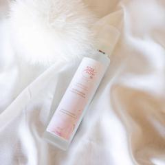 Flacon eau de rose ZAZ sur tissu blanc, soin visage naturel et rafraîchissant, cosmétique artisanal / Flesje rozenwater ZAZ op witte stof, natuurlijke en verfrissende gezichtsverzorging, ambachtelijke cosmetica / ZAZ rose water bottle on white fabric, natural and refreshing facial care, handmade cosmetic