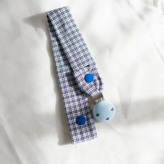 Photo de l'article Attache-tétine à carreaux bleus