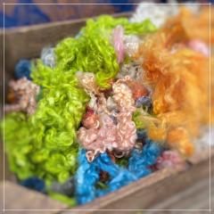 Locks de laine Wensleydale multicolores, fibres naturelles teintes à la main pour filage et art textile / Wensleydale wolkrullen meerkleurig, met de hand geverfd voor spinnen en textielkunst / Multicolour Wensleydale wool locks, hand-dyed for spinning and fibre art