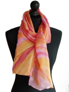 Écharpe en soie aux tons chaleureux – Selkis, artisan belge, sublime l’art du foulard fait main / Warme tinten zijden sjaal – Belgische ambachtsvrouw Selkis, handgemaakt meesterwerk / Warm-toned silk scarf – handmade in Belgium, artfully crafted by Selkis