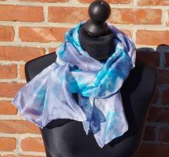 Écharpe en soie peinte à la main par Selkis – nuances lavande et bleutées, pièce d’art textile à offrir / Handgeschilderde zijden sjaal door Selkis – blauw-lavendelkleurige kunst om te schenken / Hand-painted silk scarf by Selkis – soft lavender and blue tones, wearable art gift