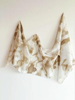 Écharpe beige claire Selkis – soie naturelle peinte à la main, à offrir comme bijou textile / Beige zijden sjaal van Selkis – met de hand geschilderd, als textieljuweel te schenken / Light beige silk scarf by Selkis – hand-painted and giftable textile jewel