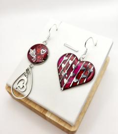 Boucles cœurs rouges artisanales en résine et argent – bijoux faits main pour dire je t’aime, idée cadeau romantique / Rode hartenoorbellen van hars en zilver – handgemaakt liefdescadeau / Red heart resin earrings with silver – handmade romantic gift to say I love you