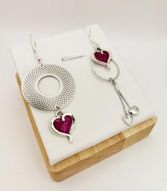 Boucles cœur rose sur structure argentée – bijou tendre et féminin, cadeau doux et artisanal / Roze hartenoorbellen met zilveren accenten – zacht en vrouwelijk handgemaakt geschenk / Pink heart earrings with silver accents – sweet, feminine handmade gift