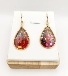 Boucles gouttes rouges pailletées – création artisanale éclatante, pour une touche glamour et festive / Rode glitter druppeloorbellen – sprankelend handgemaakt feestaccessoire / Red glitter teardrop earrings – sparkling handmade accessory for a festive look