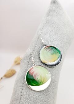 Créoles vertes multicolores – boucle d’oreille lumineuse et fait main, idée cadeau originale / Multicolor groene creolen – lichte en handgemaakte oorbellen, origineel cadeau / Multicolor green hoop earrings – bright handmade jewelry, original gift