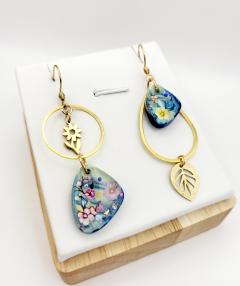 Boucles galets en résine fleurie bleue – inspiration nature, bijou unique fait main / Blauwe bloemige hars oorbellen – natuur geïnspireerd, uniek handgemaakt sieraad / Blue floral resin pebble earrings – nature-inspired, unique handmade jewelry