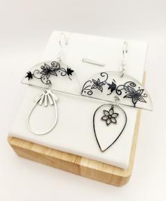 Boucles transparentes avec fleurs noires – légèreté, élégance, artisanat à offrir / Transparante oorbellen met zwarte bloemen – elegant, licht en ambachtelijk / Transparent earrings with black flowers – elegant, lightweight, handmade gift. Wimzzi