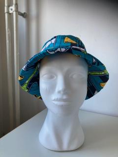 Chapeau turban coloré en wax – pièce unique cousue main, style affirmé et vibrant / Kleurige wax hoed – handgemaakt en uniek, voor een krachtige look / Colorful wax turban hat – handmade, bold and vibrant statement piece. Wimzzi