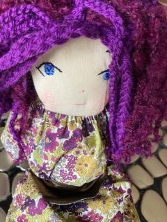 Poupée Titoki violette par Épicureuil – pièce d’art textile, décorative et émotionnelle / Titoki pop in paars van Épicureuil – decoratief en emotioneel handwerk / Purple Titoki doll by Épicureuil – decorative and emotionally charged art toy. Wimzzi