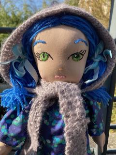 Poupée textile Kowhaï par Épicureuil – pièce unique au regard intense, cadeau doux fait main / Stoffen pop Kowhaï van Épicureuil – unieke creatie met intense blik, zacht handgemaakt cadeau / Kowhaï textile doll by Épicureuil – unique handmade creation with an intense gaze, soft gift for all ages