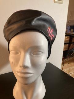 Béret noir fait main avec broderie rose – style Emily in Paris, chic et romantique / Zwarte handgemaakte baret met roze borduurwerk – chique en romantisch, Emily in Paris stijl / Black handmade beret with pink embroidery – chic and romantic, Emily in Paris style