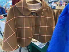 Cape Sherlock à carreaux marron – esprit dandy et confort artisanal pour l’hiver / Bruin geruite Sherlock cape – dandy spirit en handgemaakt wintercomfort / Brown plaid Sherlock cape – dandy spirit and handmade winter comfort