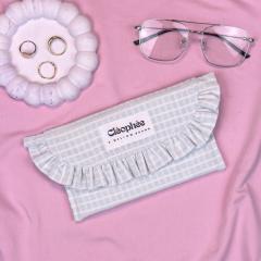 Foto van het artikel Brillenetui Alizée in blauwe ruitjesstof – Handgemaakt in België met volant