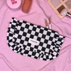 Foto van het artikel Manon etui zwart-wit – Handgemaakt ruitjesstof met stijlvolle volant