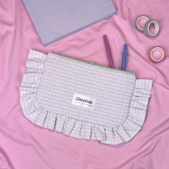 Photo de l'article Pochette Manon vichy bleu – Élégante, faite main en Belgique avec volant raffiné