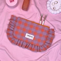 Foto van het artikel Manon etui oranje ruitjesstof – Elegant, handgemaakt in België met sierlijke volant