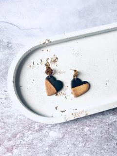 Boucles d’oreilles cœur doré en porcelaine noire – bijou poétique fait main, parfait cadeau / Zwarte porseleinen oorbellen met gouden hart – handgemaakt, poëtisch cadeau / Black porcelain earrings with golden heart – poetic handmade gift