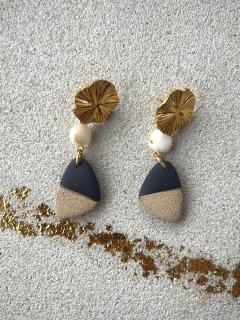 Boucles d’oreilles noires en porcelaine et nacre – création unique, cadeau original / Zwarte porseleinen oorbellen met parelmoer – unieke creatie, origineel cadeau / Black porcelain and nacre earrings – unique creation, original gift idea