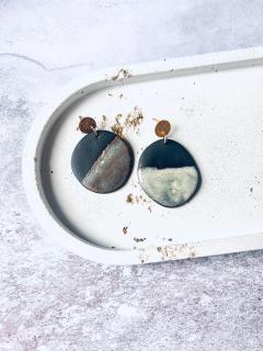 Boucles rondes en porcelaine noire – fait main, cadeau slow made élégant / Ronde oorbellen in zwarte porselein – handgemaakt, slow made geschenkidee / Round black porcelain earrings – handmade, elegant slow gift idea