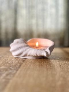 Coquillage artisanal en Jesmonite et sable – bougeoir fait main, idée cadeau zen / Ambachtelijke schelp van Jesmonite en zand – handgemaakte kaarshouder, zen geschenkidee / Handmade Jesmonite shell with sand – artisanal candle holder, relaxing gift idea