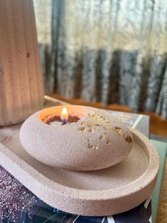 Support chauffe-plat en Jesmonite naturelle – accessoire déco minimaliste, fait main. / Natuurlijke Jesmonite theelichthouder – handgemaakt, eenvoudig en elegant. / Natural Jesmonite tealight holder – minimalist and handmade in Belgium.