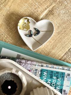 Coupelle cœur en Jesmonite naturelle – idée cadeau artisanale et made in Belgium. / Hartvormig schaaltje in natuurlijke Jesmonite – lokaal geschenk, handgemaakt. / Heart-shaped dish in natural Jesmonite – artisanal Belgian gift idea.