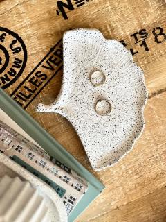 Coupelle feuille de Gingko en Jesmonite – forme organique, résine écologique belge. / Ginkgoblad schaal in Jesmonite – handgemaakt in België, natuurlijk en stijlvol. / Gingko leaf tray in Jesmonite – eco-friendly Belgian craft, organic design.