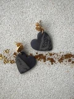 Boucles cœur en porcelaine noire – modèle Magma, bijou artisanal made in Belgium. / Zwarte porseleinen hartoorbellen – Magma model, handgemaakt in België. / Black porcelain heart earrings – Magma edition, handmade in Belgium.