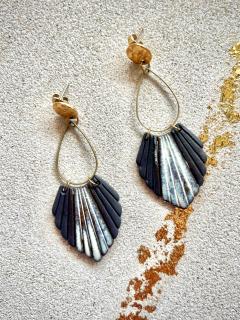 Bijoux allongés en céramique noire – accessoire unique fait main en Belgique. / Langwerpige oorbellen in zwarte keramiek – handgemaakt in België. / Long black ceramic earrings – handmade in Belgium, artisanal and elegant. Wimzzi