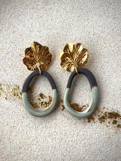 Boucles fleur et créole en porcelaine noire – bijou local belge, chic et fait main. / Zwarte porseleinen oorbellen met bloem en ring – lokaal en elegant Belgisch design. / Black porcelain earrings – flower and hoop model, locally handmade in Belgium. Wimzzi