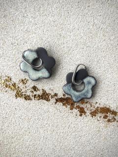 Boucles d’oreilles en porcelaine noire, fleurs Honey Dew – bijou artisanal original, idée cadeau élégante. / Zwarte porseleinen oorbellen in bloemenmotief Honey Dew – handgemaakt juweel, origineel cadeau. / Black porcelain flower earrings – Honey Dew design, handmade gift idea, artisan jewelry.