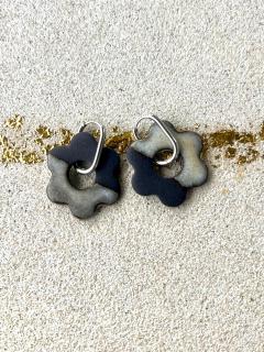 Boucles d’oreilles noires en porcelaine, fleurs Sea Salt – bijou artisanal poétique et tendance. / Zwarte porseleinen bloemenoorbellen Sea Salt – artisanale en stijlvolle sieraden. / Black porcelain earrings, Sea Salt flowers – handmade and stylish gift.