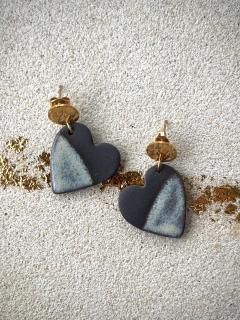 Boucles d’oreilles cœur en porcelaine noire – modèle Honey Dew, chic et artisanal. / Hartvormige oorbellen in zwarte porselein – Honey Dew stijl, lokaal handwerk. / Black porcelain heart earrings – Honey Dew edition, perfect handmade gift.