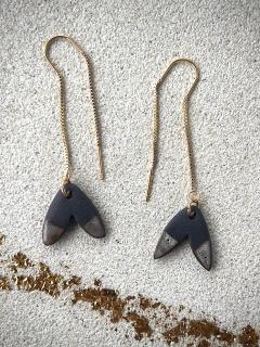 Boucles d’oreilles noires avec chaîne et motif oiseau Sea Salt – bijou original à offrir. / Oorbellen met ketting en vogelmotief – Sea Salt in zwarte porselein, ideaal cadeau. / Black porcelain earrings with chain and bird shape – Sea Salt, creative gift idea.