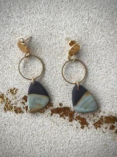 Boucles triangle noir et laiton, porcelaine artisanale – idée cadeau originale. / Zwarte driehoekige oorbellen met messing – handgemaakte porseleinen sieraden. / Black porcelain and brass triangle earrings – original handmade gift.