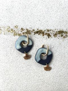 Boucles porcelaine noire carrées, Honey Dew et Gingko – artisanat belge d’exception. / Zwarte porseleinen vierkante oorbellen met Gingko en Honey Dew – Belgisch vakwerk. / Black porcelain square earrings – Gingko & Honey Dew, made in Belgium, original gift.