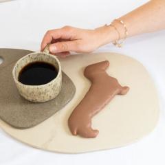 Chocolat artisanal en forme de teckel – version chocolat au lait, Jean Galler - Chez Blanche. / Ambachtelijke melkchocolade in teckelvorm – Galler, Chez Blanche, origineel cadeau. / Milk chocolate dachshund – artisanal and fun, Chez Blanche chocolate gift idea.