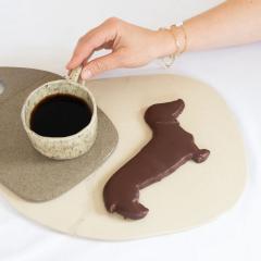 Chocolat noir en forme de teckel – création gourmande artisanale, Jean Galler, Chez Blanche. / Donkere chocolade teckel – artisanale lekkernij van Jean Galler, Chez Blanche. / Dark chocolate dachshund – gourmet handmade gift from Chez Blanche, Jean Galler.