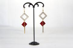 Boucles d’oreilles géométriques dorées et rouges – Bijou original, fait main et graphique / Gouden en rode geometrische oorbellen – Handgemaakte en opvallende accessoire / Gold and red geometric earrings – Handmade and eye-catching accessory