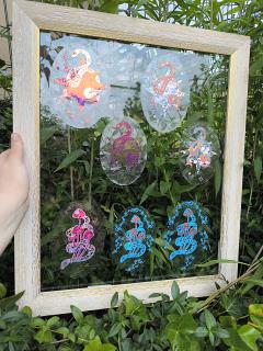 Attrape-soleil artisanal en extérieur – effet arc-en-ciel / Handgemaakte zonnevangers buiten – regenboogeffect / Handmade suncatchers outdoors – rainbow reflection