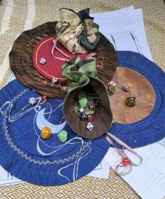 Lot de pochons à dés faits main – Accessoires en tissu pour joueurs de jeux de rôle et fans de fantasy / Set van handgemaakte dobbelzakjes – Onmisbaar voor D&D spelers / Handmade dice pouch bundle – A fantasy gamer’s must-have