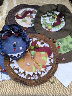 Sac à dés multicolores – Création artisanale pour jeu de rôle, ambiance médiévale / Meerkleurige dobbelzakken – Ambachtelijke look voor rollenspel / Multicolor dice bags – Handmade with medieval flair for RPG sessions