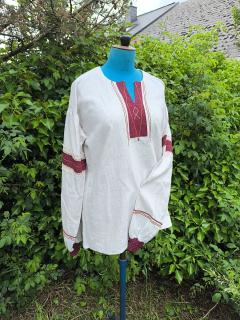 Tunique artisanale blanche brodée bordeaux – Style médiéval mixte, pièce unique à offrir ou porter / Witte handgemaakte tuniek met bordeaux borduursel – Middeleeuwse unisex stijl / White medieval-style handmade tunic with bordeaux embroidery – Unique and giftable piece