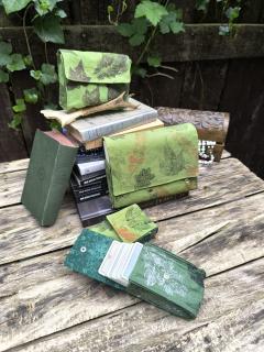 Pochette oracle verte artisanale avec cartes de tarot – Cadeau spirituel et pratique pour fans d’ésotérisme / Handgemaakte groene orakeltas met tarotkaarten – Spiritueel en praktisch geschenk / Handmade green oracle pouch with tarot cards – Unique spiritual and practical gift